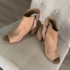 Chinese Laundry Calvin Ankle Bootie in Natural Leather, Size 8